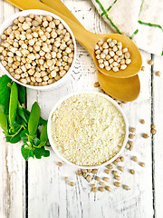 Image showing Flour chickpeas in white bowl with peas on board top