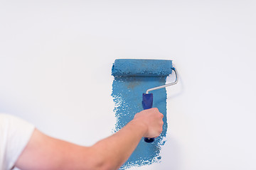 Image showing Decorator\'s hand painting wall