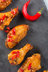 Image showing fried chicken wings on a black slate plate 