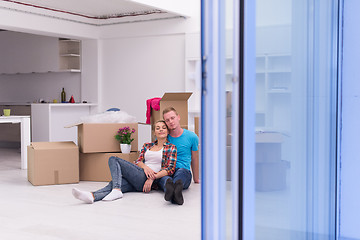 Image showing young couple moving  in new house