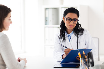 Image showing doctor with clipboard and woman at hospital