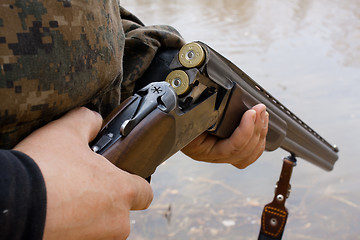 Image showing loading sporting gun