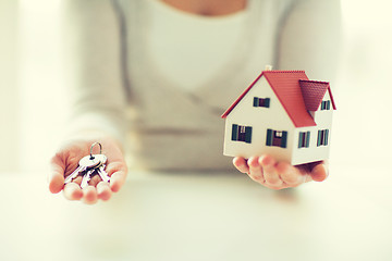 Image showing close up of hands holding house model and keys