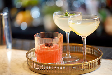 Image showing tray with glasses of cocktails at bar