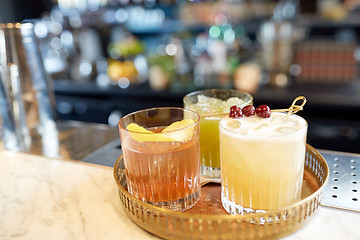 Image showing tray with glasses of cocktails at bar