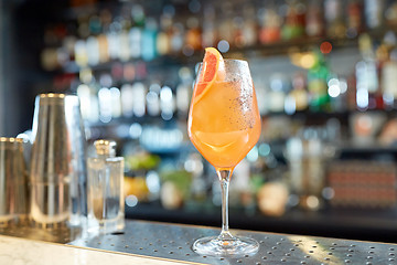 Image showing glass of grapefruit cocktail at bar