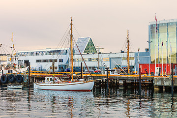 Image showing Arrives at the port