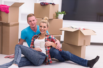 Image showing young couple moving  in new house