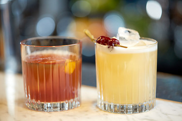 Image showing glasses of cocktails at bar