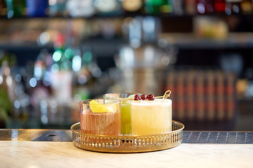 Image showing tray with glasses of cocktails at bar