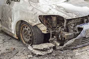 Image showing burned car in the street