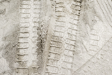 Image showing tyre tracks on the white sand