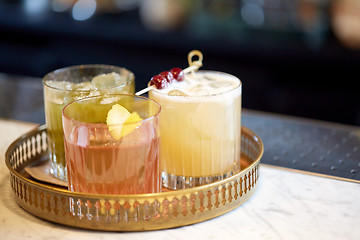 Image showing tray with glasses of cocktails at bar