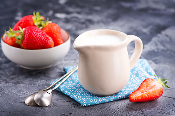 Image showing milk and strawberry