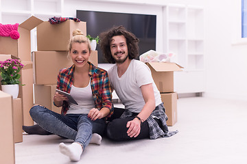 Image showing young couple moving  in new house