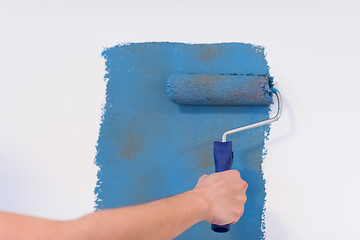 Image showing Decorator\'s hand painting wall