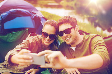 Image showing couple of travelers taking selfie by smartphone