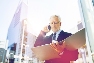 Image showing senior businessman calling on smartphone in city