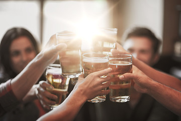 Image showing happy friends drinking beer at bar or pub