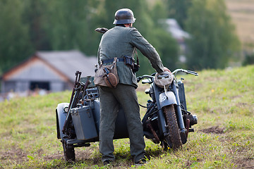 Image showing German soldiers of the second world war near the motorbike.