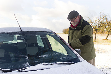 Image showing Senior remove car from hoarfrost