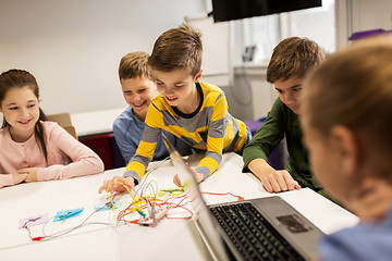 Image showing kids with invention kit at robotics school