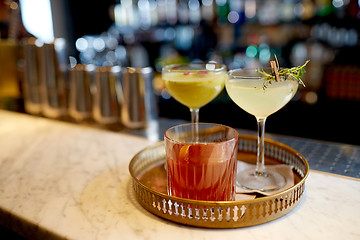 Image showing tray with glasses of cocktails at bar