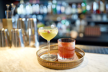 Image showing tray with glasses of cocktails at bar