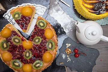 Image showing Kiwi fruit cake with tea