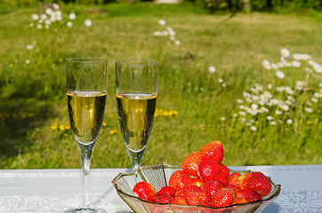 Image showing Glasses with sparkling wine and a bowl with strawberries