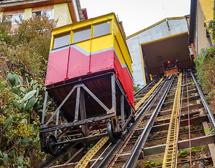 Image showing Vintage lift in Valparaiso, Chile