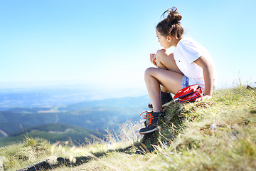 Image showing Child sticking plaster on knee.