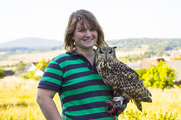 Image showing Collared Scops Owl sitting on the hand of animal keeper