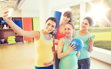 Image showing pregnant women taking selfie by smartphone in gym