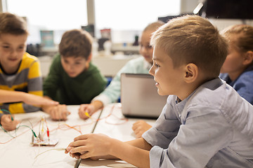 Image showing kids with invention kit at robotics school