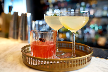 Image showing tray with glasses of cocktails at bar