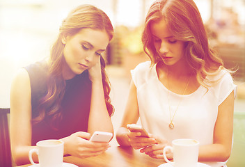 Image showing women with smartphones and coffee at outdoor cafe
