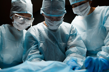 Image showing Doctors working in operating room