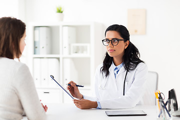 Image showing doctor with clipboard and woman at hospital