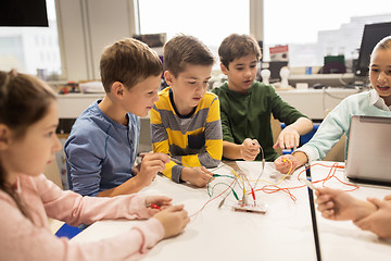 Image showing kids with invention kit at robotics school