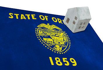 Image showing Small house on a flag - Oregon