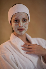 Image showing Spa Woman applying Facial Mask