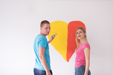 Image showing couple are painting a heart on the wall