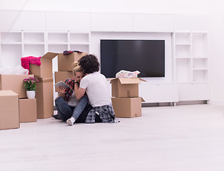 Image showing young couple moving  in new house