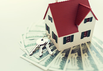 Image showing close up of home model, money and house keys
