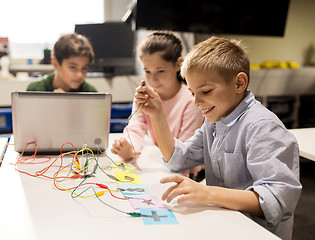 Image showing kids, laptop and invention kit at robotics school