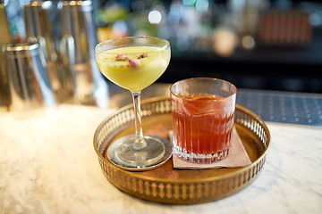 Image showing tray with glasses of cocktails at bar