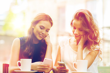 Image showing women with smartphones and coffee at outdoor cafe