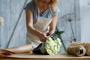 Image showing Girl makes bouquet of roses