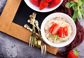 Image showing oat porridge with strawberry